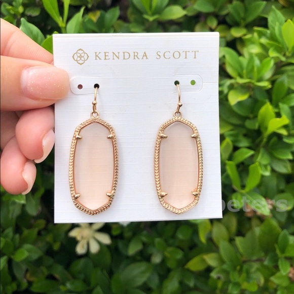 Kendra Scott Elle Earrings in Clear Peach - Picture 3 of 7